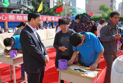 阳泉市残联参加市盲聋哑学校助残日活动并向学校捐款