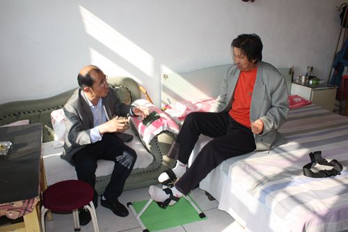 阳泉市郊区残联为残疾人发放康复体育器材